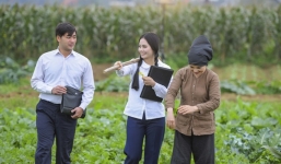 Rũ bỏ vẻ đài các, 'Em bé Hà Nội' Lan Hương hóa mẹ quê trong MV của ca sĩ Lương Nguyệt Anh 