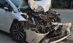 Xe con bẹp dúm sau cú tông vào đuôi container khiến tài xế tử vong