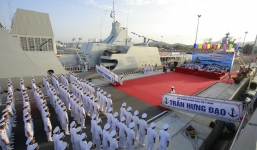 Thượng cờ 2 tàu hộ vệ tên lửa 015 - Trần Hưng Đạo và 016 - Quang Trung