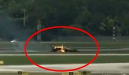 Máy bay phi đội Đại bàng đen Hàn Quốc trượt khỏi đường băng, bốc cháy ngùn ngụt