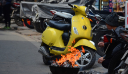 Giật mình thon thót với những cảnh đốt vàng mã ngay xe máy, trụ điện của người dân Thủ đô
