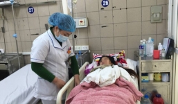 Người phụ nữ buồn chuyện tình cảm, uống rượu đến mức hôn mê