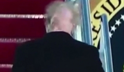Tổng thống Trump bị lộ đầu hói vì cơn gió mạnh bất ngờ
