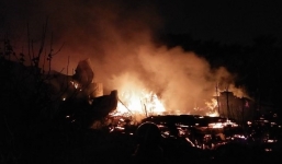 Hà Nội: Nhà xưởng cháy dữ dội lúc nửa đêm, cảnh sát phá cửa tôn cứu người mắc kẹt