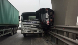 Fortuner bị tông bay lên dải phân cách trên quốc lộ 5, 3 người nhập viện