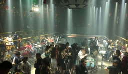 Đột kích 2 quán bar ở trung tâm Sài thành, dân chơi tháo chạy tán loạn