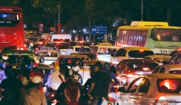 Người dân về quê đón Tết: Các ngã đường đến bến bến xe Miền Đông tắc nghẽn từ chiều đến tối, trẻ em ngủ trên xe