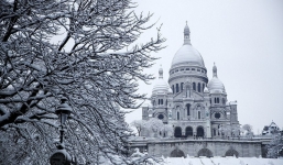 Chỉ sau một đêm, tuyết nhấn chìm Paris vào một màu trắng mộng mơ dày tới gần 18cm khiến nhiều người ngỡ ngàng