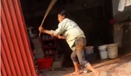 Xôn xao clip mẹ đánh con trai tội cắm xe, vay tiền tổ chức sinh nhật cho bạn gá