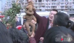 Tưởng có được hà thủ ô đỏ quý hiếm hình đứa trẻ, người đàn ông ngớ người khi biết được giá trị thực sự của nó