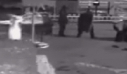 Clip: Thai phụ bất ngờ sinh con giữa phố, được người đi đường hết lòng giúp đỡ