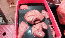 Nhận biết thịt bò bẩn và mẹo hay chọn thịt bò ngon cho những ngày Tết