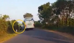 Clip: Xe khách gây tai nạn cho xe máy rồi bỏ chạy khiến dân mạng phẫn nộ