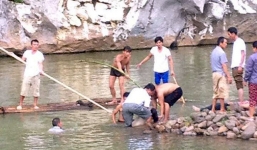 Trượt chân xuống hồ khi đi chụp ảnh, hai học sinh lớp 8 tử vong thương tâm