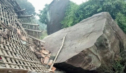 Tảng đá khủng lăn sập nhà giữa đêm, gia đình 9 người thoát chết trong gang tấc