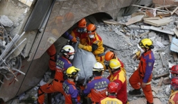 Thi thể cặp vợ chồng già ôm nhau trong tòa nhà bị nghiêng sau động đất Đài Loan