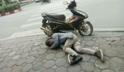 Hình ảnh xấu xí ngày cận Tết: Nam thanh niên nôn ọe, nằm vật vã bên xe máy đỗ lề đường nghi do say xỉn
