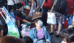 Tàu trễ nhiều giờ, hàng ngàn khách về quê đón Tết vạ vật ở ga Sài Gòn