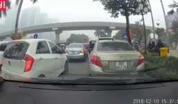 Bức xúc do kẹt xe ngày cận Tết, 2 tài xế xuống tẩn nhau như phim chưởng