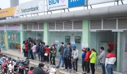 Hà Nội: Người dân chật vật xếp hàng chờ... rút tiền ở cây ATM ngày cận Tết