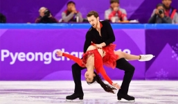 Người đẹp trượt băng xứ Hàn bị bung cúc áo trong lúc biểu diễn