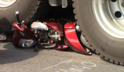 Xe đầu kéo cán nát xe máy dưới gầm cầu vượt chiều 28 tết, 2 vợ chồng nguy kịch