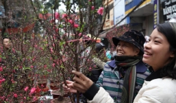 Hình ảnh không khí Tết rộn ràng khắp phố phường Hà Nội tràn ngập các trang báo Trung Quốc