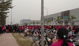 Clip nhìn thôi cũng mệt: Hàng trăm nhân viên 'nối đuôi' nhau suốt cả tiếng đồng hồ ở cây ATM để chờ rút tiền