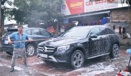 Ngày 30 Tết, dịch vụ rửa xe đắt như tôm tươi, 200.000 đồng/lần rửa xe ô tô khách vẫn phải xếp hàng chờ hàng giờ