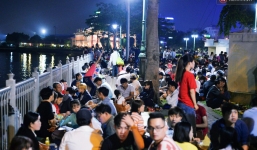 Chùm ảnh: Người lớn trẻ nhỏ trải bạt nằm la liệt bên bến Bạch Đằng chờ xem pháo hoa giao thừa năm mới Mậu Tuất 2018