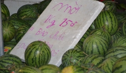 Dưa hấu xả hàng, người dân nườm nượp đi mua trong đêm cuối năm