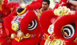 Châu Á ngập tràn sắc đỏ cùng linh vật chú chó chào Tết Nguyên Đán