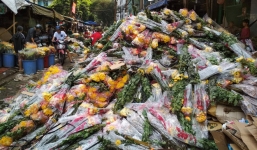 Hoa Tết đổ bỏ chất đống thành 'núi' tại chợ hoa lớn nhất Sài Gòn