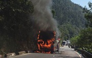 Đà Nẵng: Xe chở 29 khách nước ngoài cháy rụi trên đèo Hải Vân ngày cuối năm