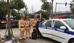 Chiều tối 30 Tết, CSGT Hà Nội đưa người phụ nữ kịp về quê đón giao thừa