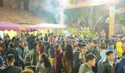 Chùm ảnh người dân tấp nập đi lễ chùa sau phút giao thừa xuân Mậu Tuất