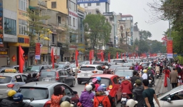 Chùm ảnh: Sau buổi sáng mưa phùn và yên ả, Hà Nội lại trở nên đông đúc như ngày thường