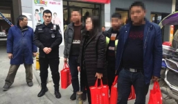 Cảnh sát hộ tống người phụ nữ xách 13 tỷ đồng về quê ăn Tết