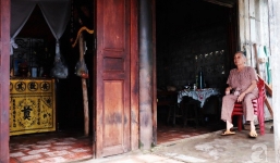 Chồng mất, con biền biệt ngoài biển khơi, bà cụ gần 80 tuổi đón Tết cô độc trong căn nhà gạch cũ