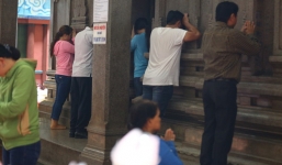 Mồng 3 Tết, người Sài Gòn đi chùa, úp mặt trò chuyện với tường đá trong ngôi đền Ấn giáo trăm tuổi