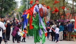 Thích thú với cảnh đi cà kheo tại lễ hội xuân 3 miền ở Hà Nội