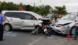 2 ôtô tông bẹp xe máy, nhiều người bị thương