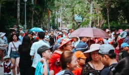 Vườn hoa tulip, hoa hồng trong Thảo Cầm Viên Sài Gòn bị du khách thản nhiên giẫm đạp