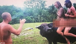 Cặp đôi hồn nhiên khỏa thân cưỡi trâu bị chỉ trích gay gắt