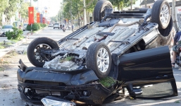 Xế hộp phơi bụng ngày mùng 4 Tết, người dân phá cửa cứu tài xế