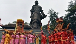 Hàng ngàn người dân đổ về dự lễ hội Gò Đống Đa sáng mùng 5 Tết