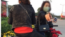 Clip bức xúc: Hai nữ “ninja” Hà Nội đi SH trộm hoa Tết ở vòng xuyến và văng tục khi bị tài xế ô tô nhắc nhở