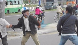 Mâu thuẫn lúc hát hò, nam thanh niên bị đâm chết sau khi dùng chai bia đập đầu bạn