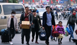 Người dân mang theo hành lí chất trên nóc ô tô, xe máy đổ về Thủ Đô sau kì nghỉ Tết Nguyên đán kéo dài 1 tuần