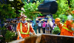 Tranh thủ 'mót' hoa ở đường hoa Nguyễn Huệ đêm bế mạc, nhiều người dân bị bảo vệ xông ra ngăn cản